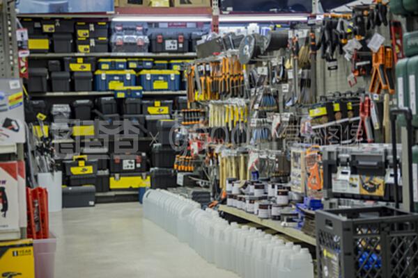 在五金店展示工具