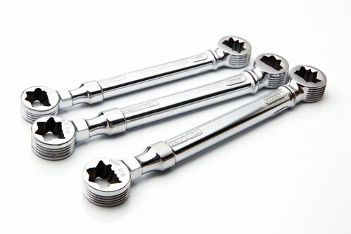 匠心獨運 梅花扳手的材料美學與靜物攝影藝術(shù)